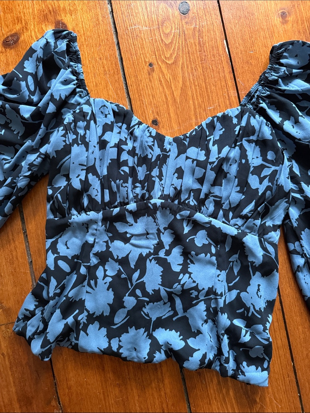 Abercrombie & Fitch Black and Blue Floral Puff-Sleeve Blouse - Picture 3 of 4